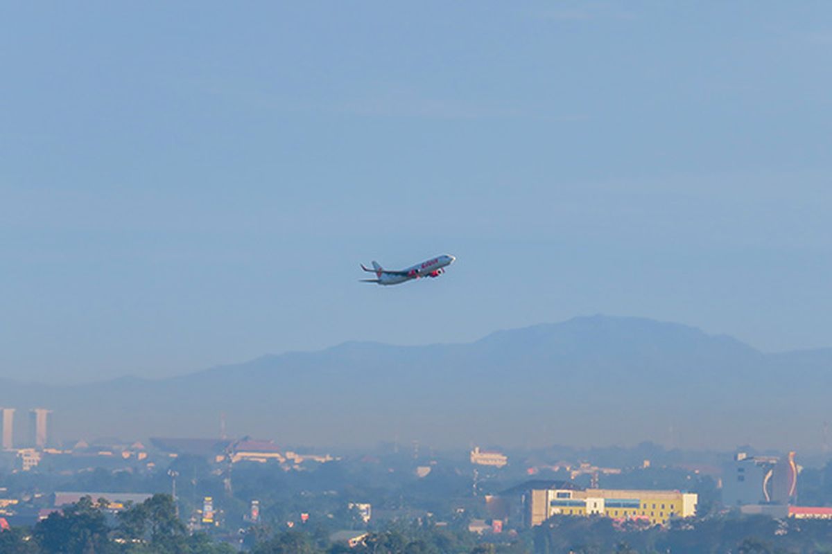 Pesawat yang Lepas Landas dari Bandara Adi Sutjipto