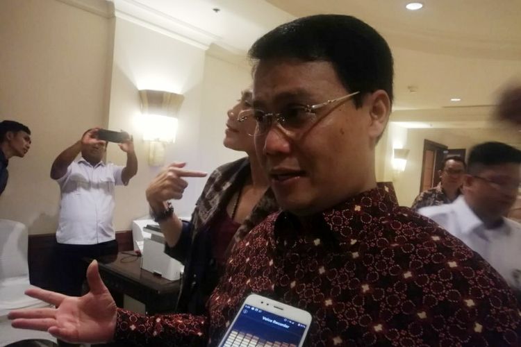 Wakil Ketua MPR, Ahmad Basarah, memberikan keterangan usai menjadi pemateri penguatan nilai Pancasila kepada pengajar dan penceramah di Hotel Borobudur, Gambir, Jakarta Pusat, Senin (18/11/2019).