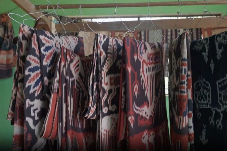 Hasil kerajinan tenun Desa Watuhadang. 