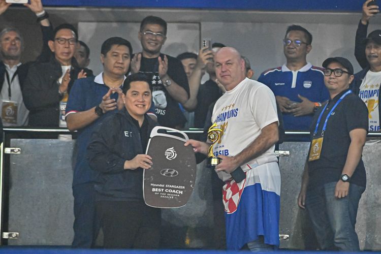 Momen Ketua Umum PSSI memberikan penghargaan simbolis kepada pelatih Persib Bandung Bojan Hodak yang terpilih dalam kategori pelatih terbaik Liga 1 2024-2025, Sabtu (24/5/2025) di Stadion Gelora Bandung Lautan Api (GBLA).