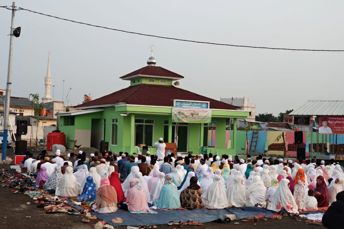 Warga Kampung Akuarium, Jakarta Utara, melaksanakan shalat id bersama di Musholla Almamur-Aquarium, Jumat (15/6/2018)