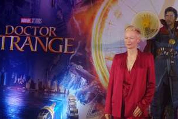 Tilda Swinton berpose untuk para wartawan sesudah jumpa pers film Doctor Strange di Ballroom The Ritz-Carlton, Kowloon, Hong Kong, pada Kamis (13/10/2016).