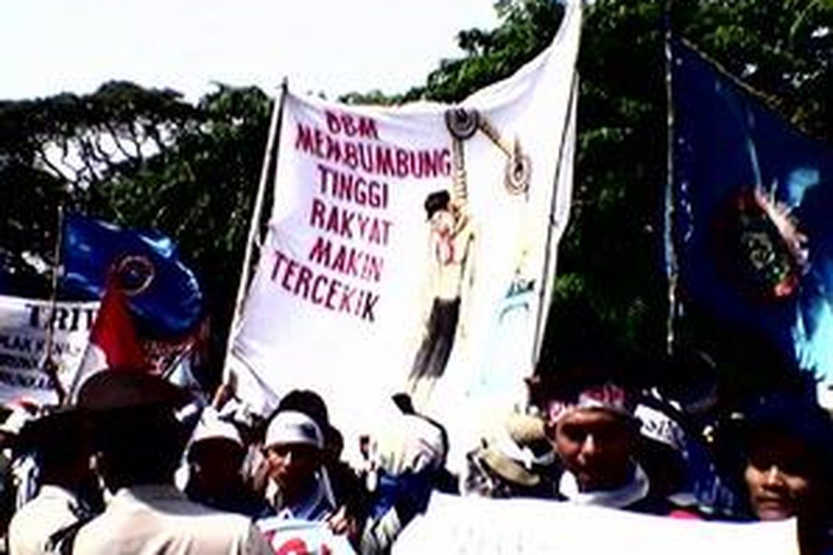 Massa dari Serikat Pekerja Seluruh Indonesia mengepung Istana Negara di Jl Medan Merdeka Utara, Jakarta Pusat, Senin (26/5).