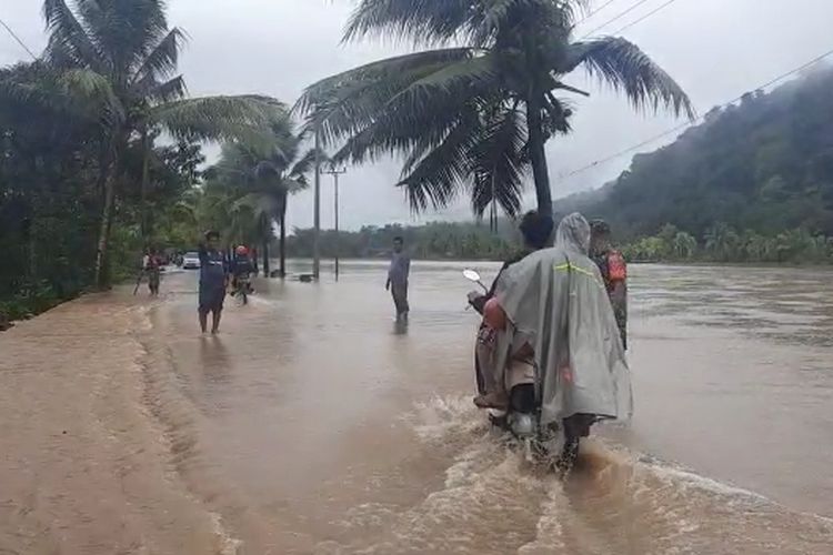 Ratusan sawah yang berada di Kelurahan Ngkaring-karing, Kecamatan Bungi, Kota Baubau, Sulawesi Tenggara, terendam banjir, Sabtu (18/6/2022) sore.