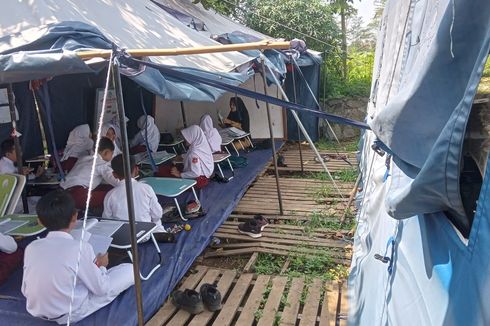 Disdik Ungkap Alasan Ratusan Murid SD di Cianjur Masih Belajar di Tenda Darurat