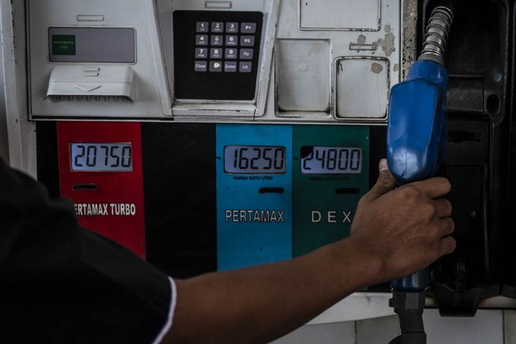 Petugas bersiap melayani pengisian bahan bakar minyak (BBM) jenis Pertamax di SPBU Pertamina Jalan Veteran, Semarang, Jawa Tengah, Rabu (10/6/2026). Pertamina Patra Niaga melakukan penyesuaian harga jual BBM nonsubsidi jenis Pertamax (RON 92) dari Rp12.300 per liter  naik menjadi Rp16.250 per liter dan Pertamax Green 95 (RON 95) dari Rp12.900 per liter naik menjadi Rp17.000 per liter yang berlaku per 10 Juni. 