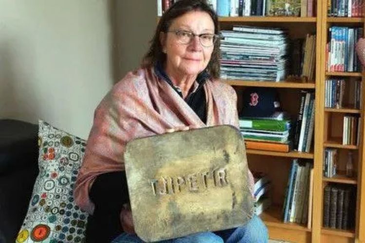 Louise Mamet menemukan balok bertuliskan Tjipetir.