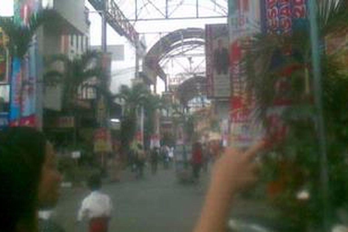 Festival Passer Baroe ke-12 dibuka hari ini, Jumat (24/6/2011). Para peritel dan penyewa di area Pasar Baru yang didominasi penjual tekstil dan sepatu memberi diskon besar-besaran selama festival yang berlangsung hingga Minggu (26/6/2011).