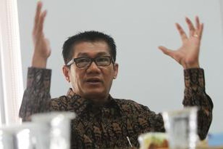 Politisi Partai Golkar Agun Gunandjar Sudarsa menjadi narasumber saat berdiskusi dalam acara Tribun Livechat di kantor Tribun Jakarta, Kamis (27/11/2014). Agun membahas kisruh yang terjadi di partai berlambang pohon beringin tersebut. TRIBUNNEWS/HERUDIN