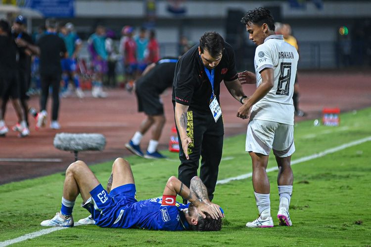Kapten Persib Bandung Marc Klok tampak kecewa usai ditahan imbang Arema FC pada laga pekan ke-29 Super League 2025-2026, Jumat (24/4/2026) di Stadion Gelora Bandung Lautan Api (GBLA). 