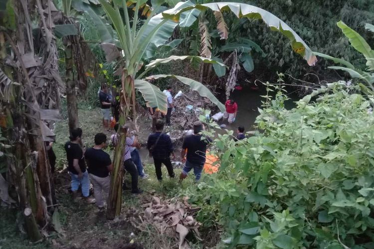 MK bayi perempuan berusia tiga bulan anak pasangan MS (20) dan DP (20) warga kampung Kauman, RT 4 RW 1, Kelurahan Pati Kidul, Kabupaten Pati, Jawa Tengah yang sebelumnya dilaporkan hilang ditemukan tewas, Selasa (2/5/2023) sore.