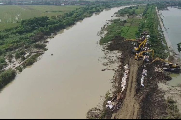 Perbaikan tanggul jebol sungai Wulan Dukuh Norowito, Desa Ketanjung, Kecamatan Karanganyar, Kabupaten Demak, Sabtu (17/2/2024). (istimewa)