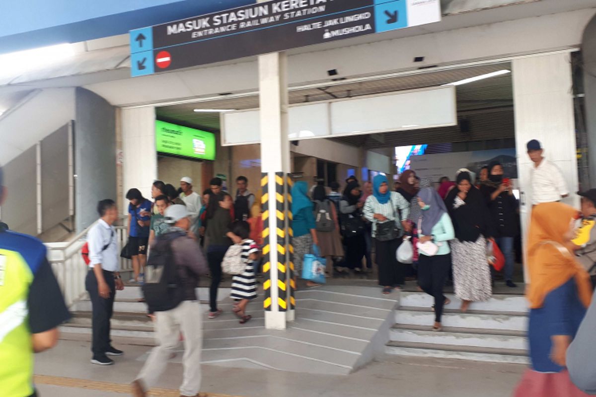 Tampak para penumpang berkerumun di pintu pembatas antara Stasiun Tanah Abang dan skybridge. Mereka tampak kebingungan tentang rute jalan di skybridge. Foto diambil Senin (10/12/2018). 