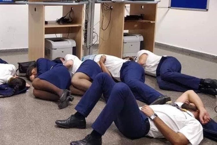 Sebanyak enam awak kabin maskapai Ryanair tidur di lantai bandara Malaga, Spanyol, sebagai bentuk protes terhadap perlakuan manajemen. (Twitter/Jim Atkinson)
