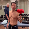 Usia 50 Tahun dan Sempat Gendut, Mark Wahlberg Kini Pamer 
