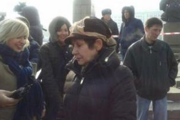 Seorang perempuan yang berunjuk rasa di Almaty, Kazakhstan, mengenakan celana dalam berenda di kepalanya. Pemerintah negeri bekas Uni Soviet itu berencana melarang penggunaan celana dalam berenda karena dianggap tidak higienis.