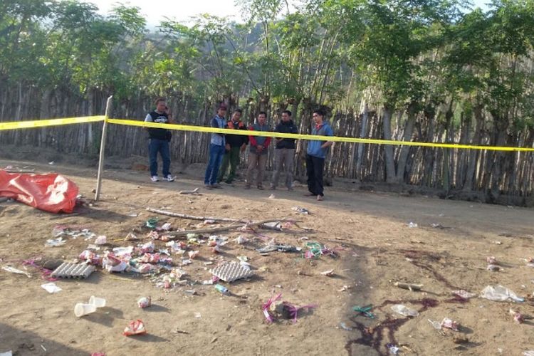Polisi melakukan olah tempat kejadian perkara kasus pembunuhan seorang warga saat kegiatan organ tunggal di Desa Waduruka, Kecamatan Langgudu, Bima, Minggu (22/10/2017)