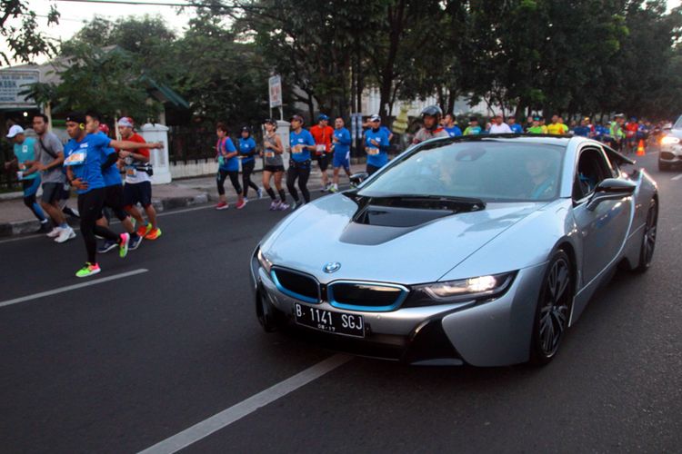 BMW i8 saat menjadi Lead Car di event Marathon di Bandung.