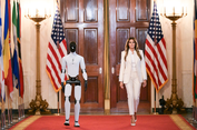 Momen Tak Biasa di Gedung Putih, Melania Trump Jalan Bareng Robot