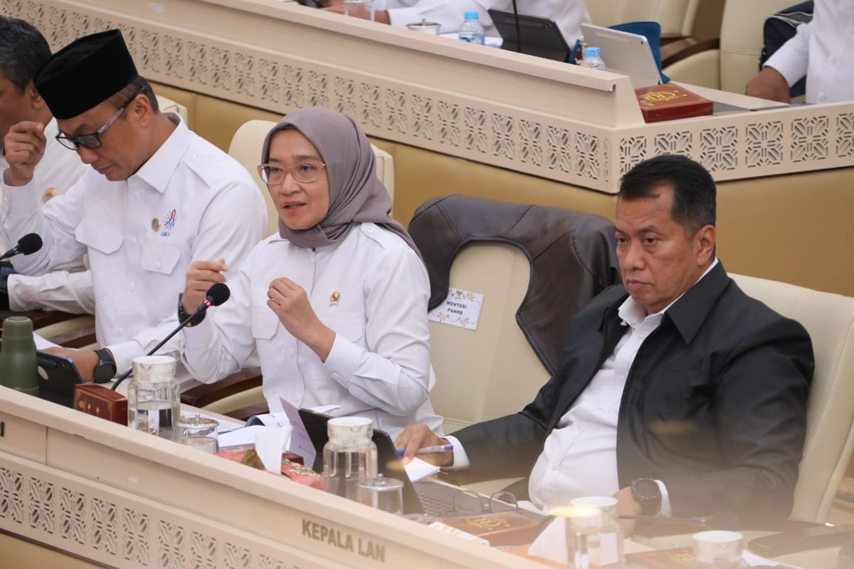 Menteri PANRB Rini Widyantini menyampaikan capaian kinerja Kementerian PANRB tahun 2026 dan agenda transformasi birokrasi 2027 dalam rapat kerja bersama Komisi II DPR RI di Jakarta, Rabu (10/6/2026). 