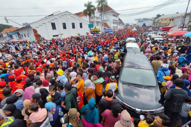 Lautan Manusia di depan Wihara Dewi Welas Asih memanjang hingga kawasan kota tua Kota Cirebon, Minggu (5/2/2023). Mereka bersama-sama menyaksikan perayaan Kirab Budaya Cap Go Meh.