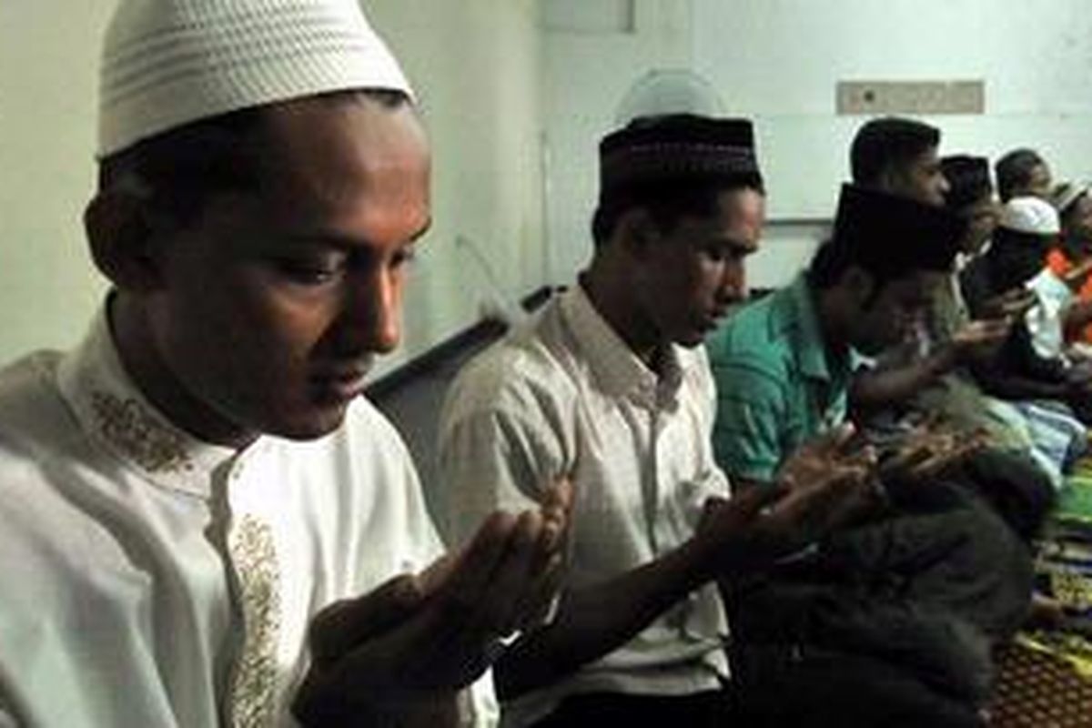 Suku Rohingya shalat berjamaah di Hotel Pelangi, Medan Sumatera Utara, Rabu (1/8/2012). Mereka meminta Pemerintah Indonesia memberikan suaka kepada suku Rohingya di Indonesia agar mereka mempunyai kepastian dan terhindar dari konflik berkepanjangan seperti yang menimpa rekan mereka di Myanmar.  