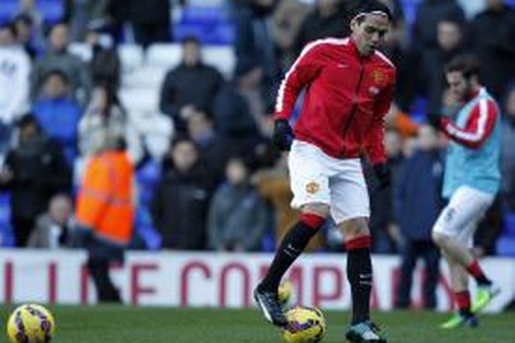 Penyerang Manchester United Radamel Falcao melakukan pemanasan sebelum pertandingan Premier League antara timnya dan Tottenham Hotspur, di White Hart Lane, London, Minggu (28/12/2014).