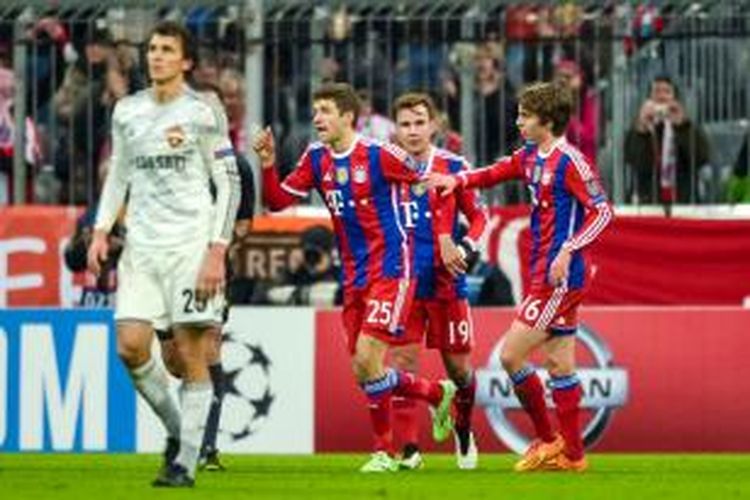 Striker Bayern Muenchen, Thomas Mueller, saat merayakan golnya ke gawang CSKA Moskwa pada matchday keenam Grup E Liga Champions di Allianz Arena, Rabu (10/12/2014). 
