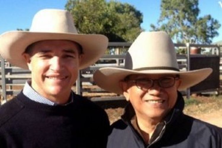 Dubes Indonesia untuk Australia, Nadjib Riphat Kesoema, dengan politisi lokal di Queensland, Rob Katter, dalam kunjungan ke peternakan sapi Australia. 