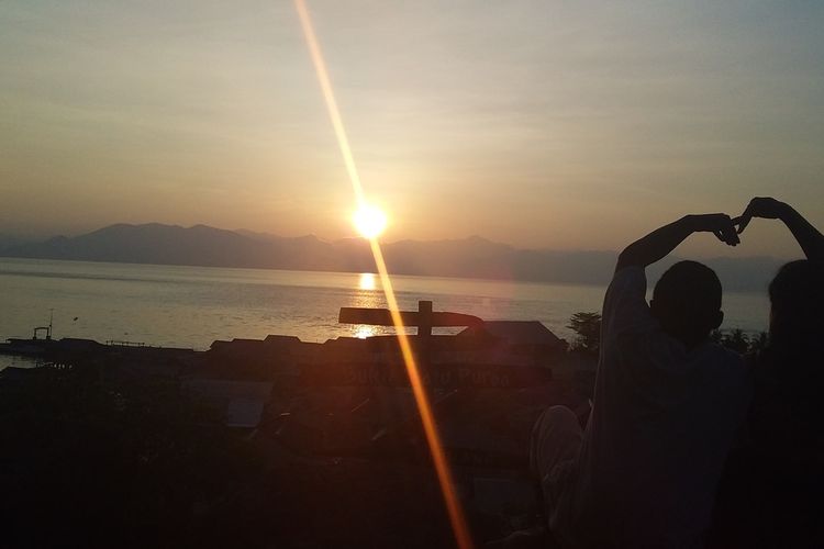 Foto : Para wisatawan menikmati sensasi sunrise di atas bukit purba pulau Kojadoi, Kabupaten Sikka, Flores, NTT, Kamis (2/1/2019).