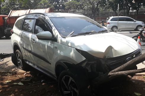 Mobil Toyota Rush Keluar Jalur dan Tabrak Pohon di Makassar