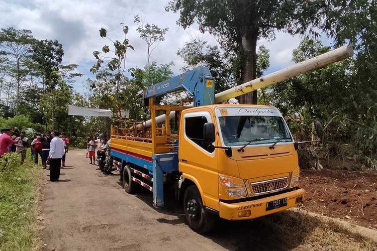 Suasana pencabutan tiang-tiang lampu penerangan jalan di Desa Guwo, Kecamatan Tlogowungu, Kabupaten Pati, Jawa Tengah beberapa waktu lalu.