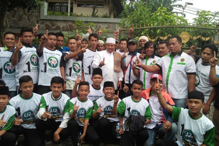 Calon wakil gubernur Jawa Barat Uu Ruzhanul Ulum bertemu dengan komunitas sopir angkot di Bogor, Jumat (20/4/2018). 