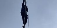 Heroik! PPPK di Pamekasan Panjat Tiang Sambung Tali Bendera Putus