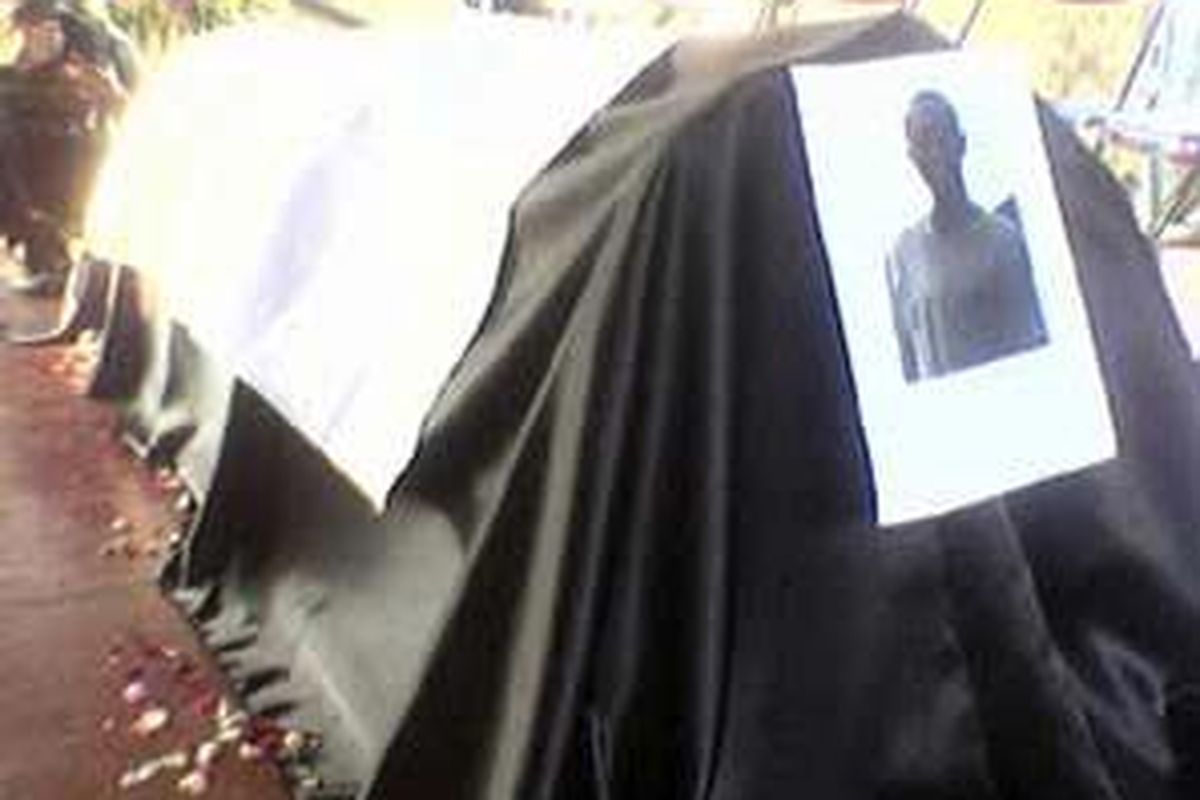 Sebuah tiruan peti mati, simbol peti mati almarhum Maftuh Fauzi ditempatkan di tengah halaman Tugu Proklamasi, Jakarta, saat aksi solidaritas kematian Maftuh oleh Pemuda Lintas Generasi, Senin (22/6).