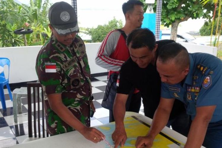 Komandan Pangkalan TNI AL Nunukan  Letkol Laut (P) Ari Aryono (mengenakan topi) memperlihatkan posisi kedua perahu nelayan Malaysia yang kedapatan sedang mencari ikan di perairan Indonesia.