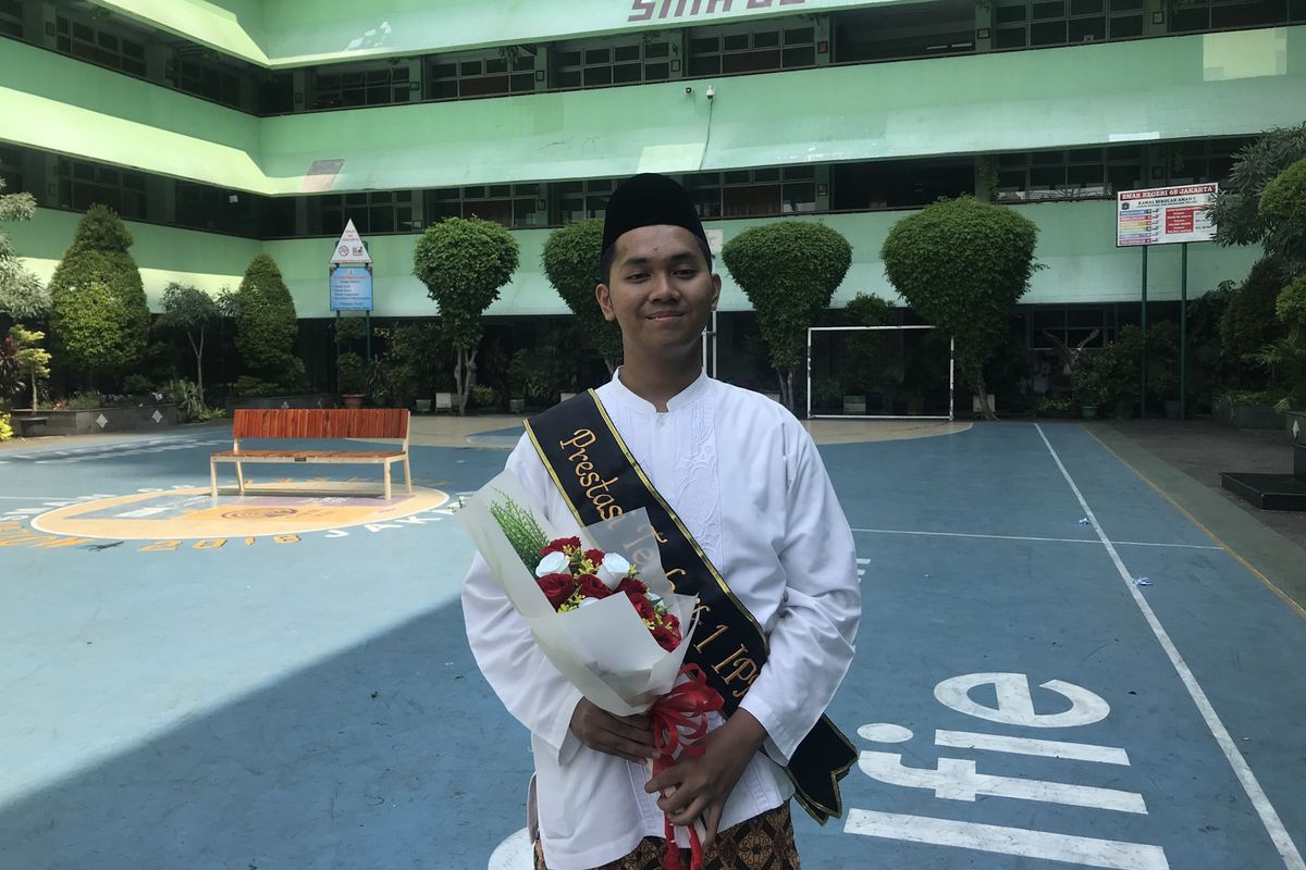 Muhammad Dzul Fakhri siswa SMAN 68 yang berhasil meraih nilai UNBK jurusan IPA tertinggi se DKI Jakarta. Dzul memperoleh rata-rata nilai 100 untuk empat mata pelajaran yaitu Kimia, Matematika, Bahasa Indonesia dan Bahasa Inggris. Foto diambil Senin (13/5/2019). 