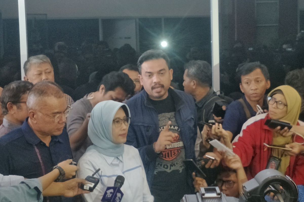 Anggota Komisi VII fraksi Maman Abdurahman dan Pelaksana Tugas (Plt) Dirut PLN Sripeni Inten saat memberikan keterangan seusai pertemuan tertutup di Kompleks Parlemen, Senayan, Jakarta, Selasa (6/8/2019).