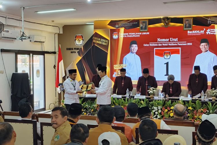 Pasangan Adi Nawawi mendapatkan nomor urut 1 saat pengundian nomor urut paslon di kantor KPU Kota Pasuruan, Senin (23/9/2024) 