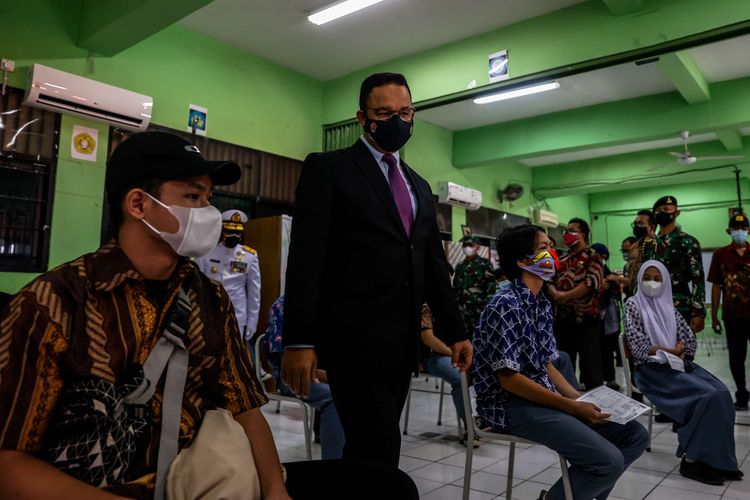 Gubernur DKI Jakarta, Anies Baswedan saat meninjau pelaksanaan vaksinasi untuk pelajar di SMA 20 Jakarta Pusat, Kamis (1/7/2021). Anies Baswedan meminta orang tua mendorong anak berumur 12 hingga 17 tahun mengikuti vaksinasi Covid-19. Seluruh anak sekolah pada rentang usia ini dipastikan akan mendapatkan vaksin covid-19.