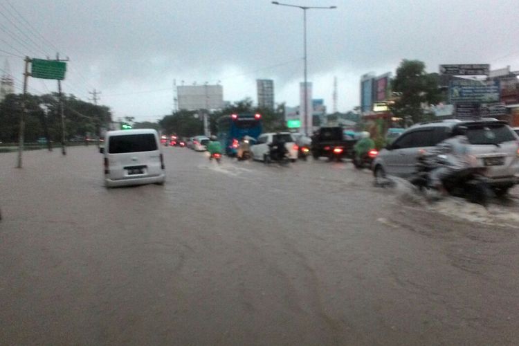 Kondisi banjir di Kota Makassar yang menggenangi ribuan rumah dengan ketinggian bervariasi, mulai dari 50 sentimeter hingga 1,5 meter. Banjir terparah terjadi di Kompleks Kodam Tiga, Kelurahan Katimbang, Kecamatan Biringkanaya, Makassar, yang mencapai 1,5 meter dan menggenangi rumah warga hingga seukuran dada orang dewasa.