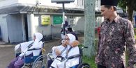 Sama-sama Pakai Kursi Roda, Ibu dan Anak Berangkat Haji Tanpa Pendamping