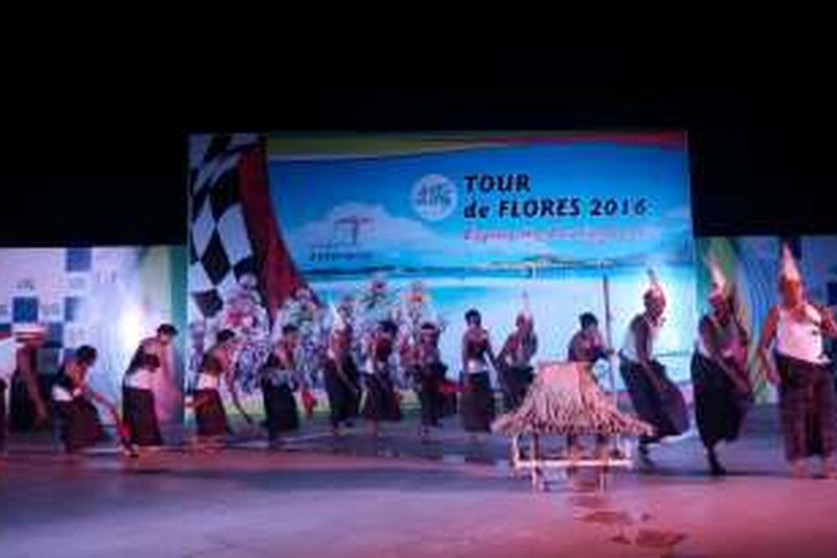 Pentas budaya sebelum pembukaan Tour de Flores di Larantuka, Nusa Tenggara Timur,  Selasa (19/6/2016)