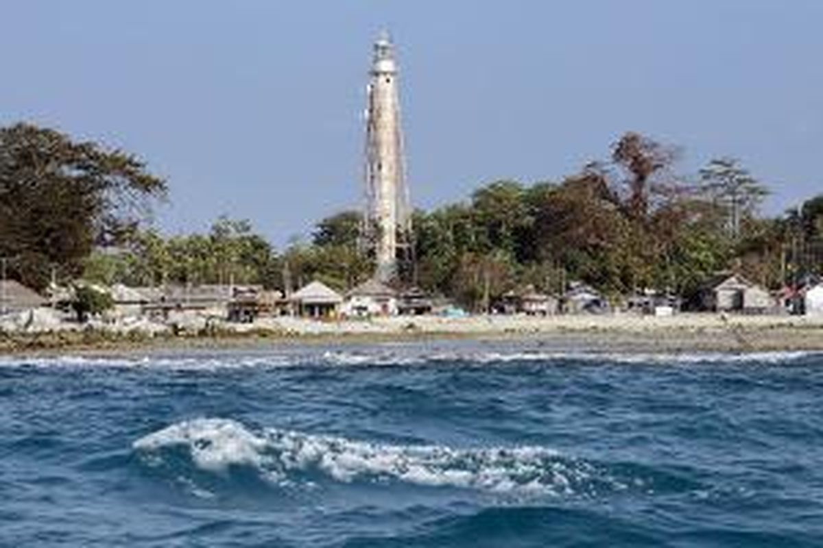 Pulau Sebira dengan pemandangan khas Mercusuar Noordwachter peninggalan zaman Belanda di Kepulauan Seribu, Jakarta, Rabu (9/9/2015). Sebagian besar penduduk pulau ini bekerja sebagai nelayan. 