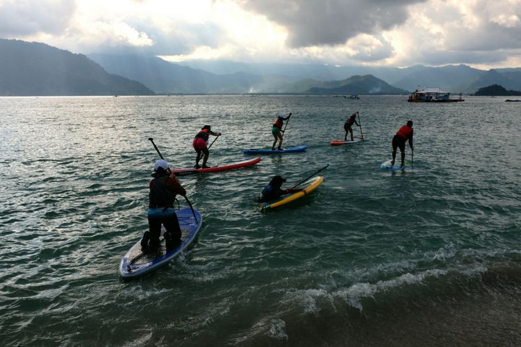 Menikmati aktivitas air di salah satu pantai di Trenggalek.