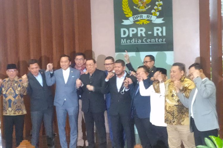 Delapan fraksi partai politik di DPR menyatakan salam komando usai konferensi pers menyikapi sistem pemilu di Kompleks Parlemen Senayan, Jakarta, Selasa (30/5/2023).