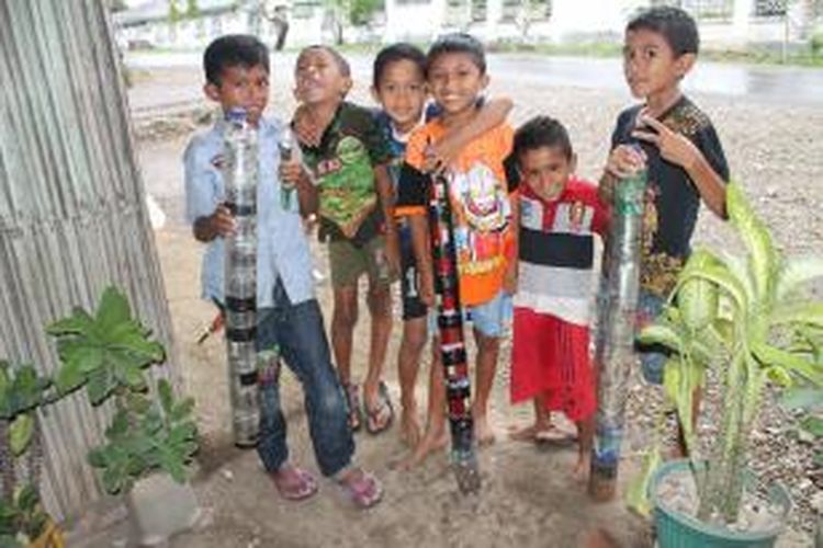 Anak-anak di Kelurahan Benpasi, Kecamatan Kota kefamenanu, Kabupaten Timor Tengah Utara (TTU), NTT, sedang memegang ‘meriam blek’(petasan)
