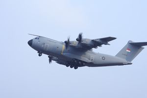 TNI AU Kerahkan Hercules dan A400M Angkut 33,7 Ton Bantuan ke NTT