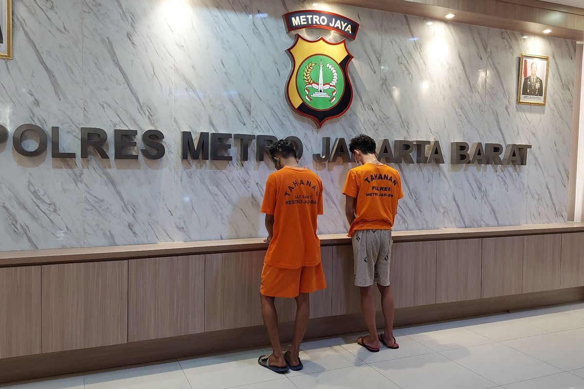 Polres Metro Jakarta Barat mengamankan dua pengedar narkoba yang berawal dari penangkapan di kampung rawan narkoba, Kampung Ambon, Cengkareng, Jakarta Barat.