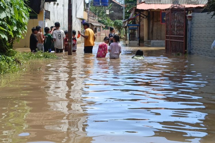 Kondisi Kampung Leuwi Bandung, Desa Citeureup, Kecamatan Dayeuhkolot, Kabupaten Bandung, Jawa Barat, yang terendam luapan sungai Citarum, Jumat (5/12/2025)
